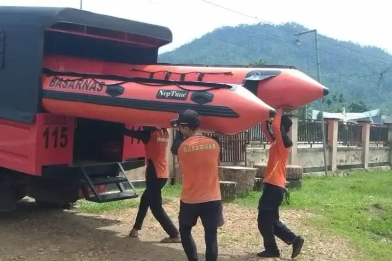 Tim SAR Konawe Utara saat melakukan persiapan untuk mencari korban. (ANTARA/HO-Basarnas Kendari)