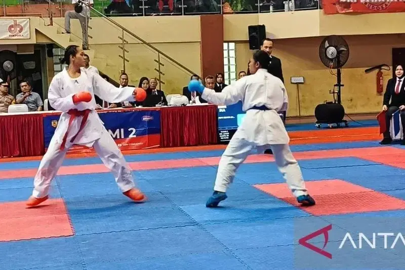 Dua atlet karate tengah melakukan pertandingan kumite dalam Kejuaraan Nasional Budokai Indonesia 2025 yang digelar di Gelanggang Olahraga (GOR) PKP Jakarta Islamic Center, Ciracas, Jakarta Timur, Minggu (19/1/2025). ANTARA/Syaiful Hakim
