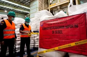 Petugas Direktorat Jenderal Pengawasan Sumber Daya Kelautan dan Perikanan (PSDKP) Kementerian Kelautan dan Perikanan (KKP) melakukan penyegelan bahan baku pakan ikan impor yang tak sesuai peruntukan di Banten, Senin (20/1/2025). ANTARA/HO-Humas KKP