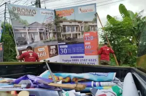 Petugas satpol PP menertibkan baliho dan reklame ilegal di kota Ponorogo, Kamis (30/1/2025) (Antara/HO - Prastyo)