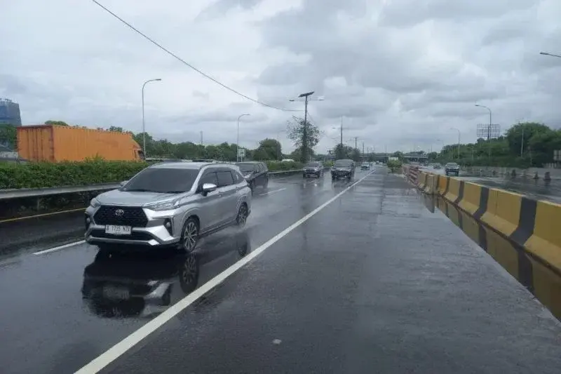 Suasana arus lalu lintas di Jalan Tol JORR 2. ANTARA/HO - Jasa Marga