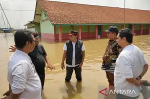 Sekda Kabupaten Cirebon Hilmy Riva'i (tengah) saat melakukan peninjauan kondisi banjir di Kecamatan Gegesik, Cirebon, Jawa Barat, Kamis (16/1/2025). ANTARA/Fathnur RohmanSekda Kabupaten Cirebon Hilmy Riva'i (tengah) saat melakukan peninjauan kondisi banjir di Kecamatan Gegesik, Cirebon, Jawa Barat, Kamis (16/1/2025). ANTARA/Fathnur Rohman