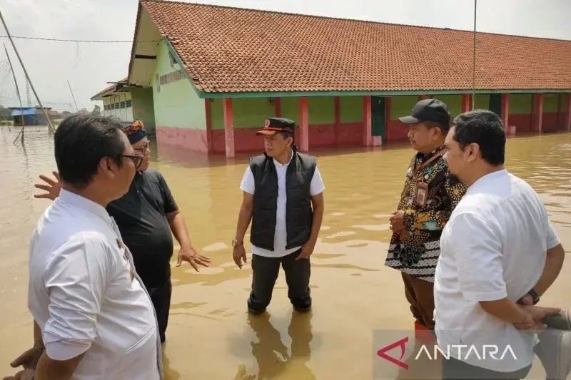 Sekda Kabupaten Cirebon Hilmy Riva'i (tengah) saat melakukan peninjauan kondisi banjir di Kecamatan Gegesik, Cirebon, Jawa Barat, Kamis (16/1/2025). ANTARA/Fathnur RohmanSekda Kabupaten Cirebon Hilmy Riva'i (tengah) saat melakukan peninjauan kondisi banjir di Kecamatan Gegesik, Cirebon, Jawa Barat, Kamis (16/1/2025). ANTARA/Fathnur Rohman Sekda Kabupaten Cirebon Hilmy Riva'i (tengah) saat melakukan peninjauan kondisi banjir di Kecamatan Gegesik, Cirebon, Jawa Barat, Kamis (16/1/2025). ANTARA/Fathnur RohmanSekda Kabupaten Cirebon Hilmy Riva'i (tengah) saat melakukan peninjauan kondisi banjir di Kecamatan Gegesik, Cirebon, Jawa Barat, Kamis (16/1/2025). ANTARA/Fathnur Rohman