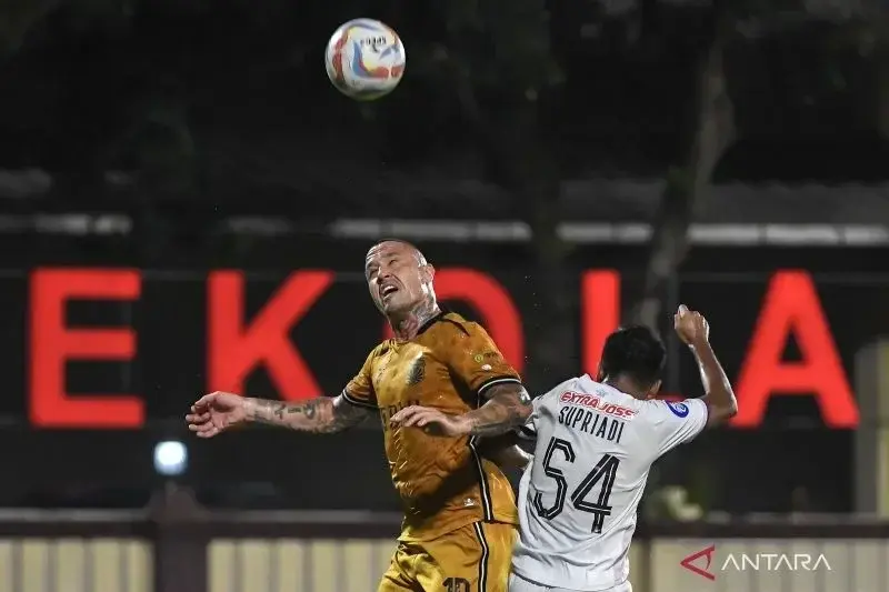 Radja Nainggolan saat masih bermain bersama Bhayangkara FC (kiri) berebut bola dengan pesepak bola Persik Kediri Moch. Supriadi (kanan) dalam lanjutan Liga 1 di Stadion PTIK, Jakarta, Selasa (16/4/2024). Bhayangkara FC kalahkan Persik Kediri dengan skor 7-0. ANTARA FOTO/M Risyal Hidayat/aww.