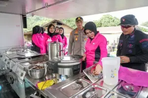 Dapur umum dan berbagai fasilitas untuk memenuhi kebutuhan makan dan minum bagi korban erupsi gunung Ibu di Kabupaten Halmahera Barat, Sabtu (18/1/2025). ANTARA/Abdul Fatah