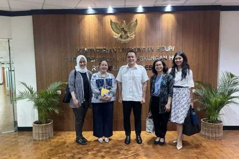 Bicara Udara saat bertemu dengan Wakil Menteri Lingkungan Hidup Diaz Hendropriyono (tengah) membahas penanganan polusi Udara. ANTARA/HO-Bicara Udara.