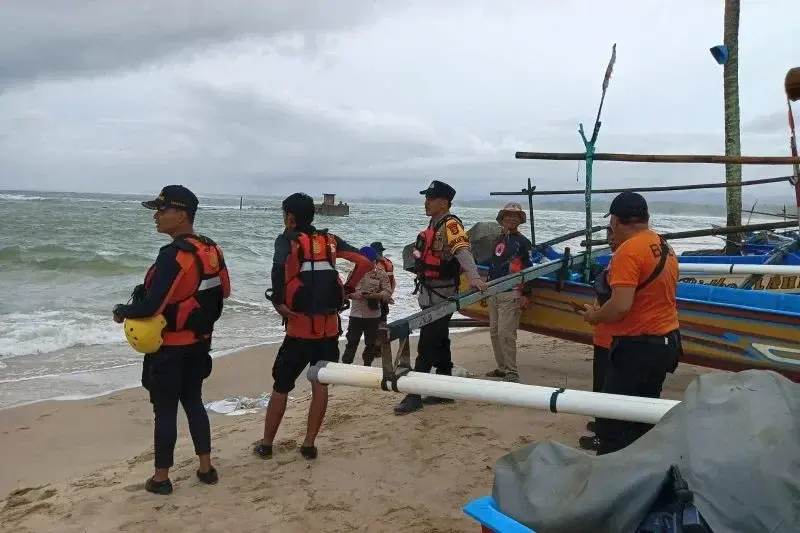 Tim SAR gabungan saat melakukan pencarian terhadap bocah yang tenggelam terbawa arus laut di Pantai Pekon Gedung Cahaya Kuningan, Kecamatan Ngambur, Kabupaten Pesisir Barat. ANTARA/HO/BPBD Pesisir Barat