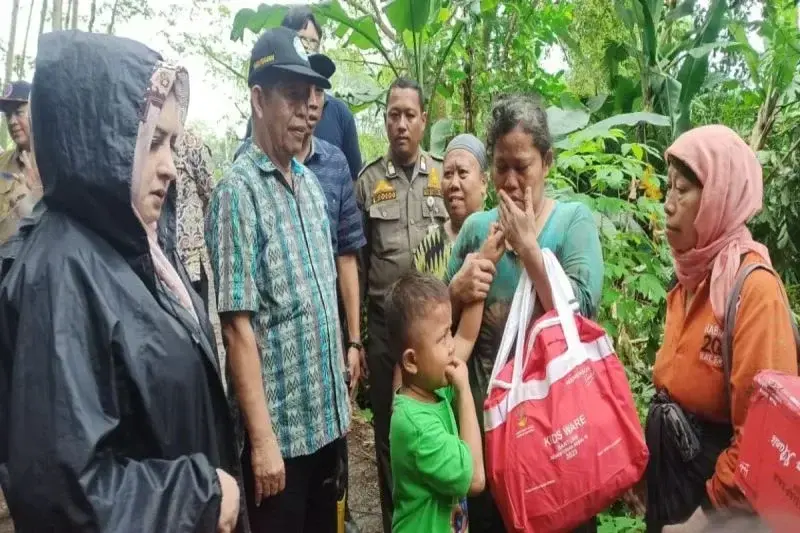 Bupati pekalongan Fadia sedang bertemu dengan para korban bencana di Kecamatan Kandagserang, Selasa (21/1/2025). (ANTARA/HO-Humas Kabupaten Pekalongan)