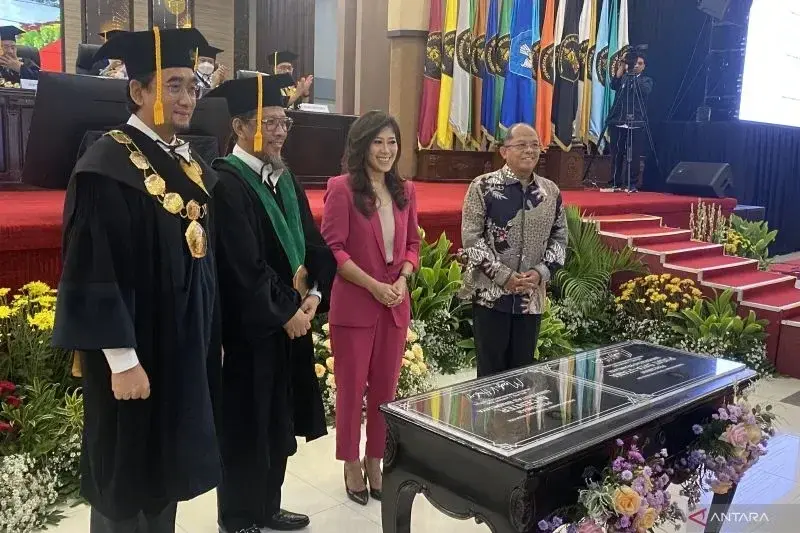 enteri Komunikasi dan Digital Meutya Hafid (dua dari kanan) menghadiri acara peresmian AI Center di Universitas Brawijaya, Malang, Jawa Timur, Minggu (5/1/2025).* (ANTARA/Hreeloita Dharma Shanti)
