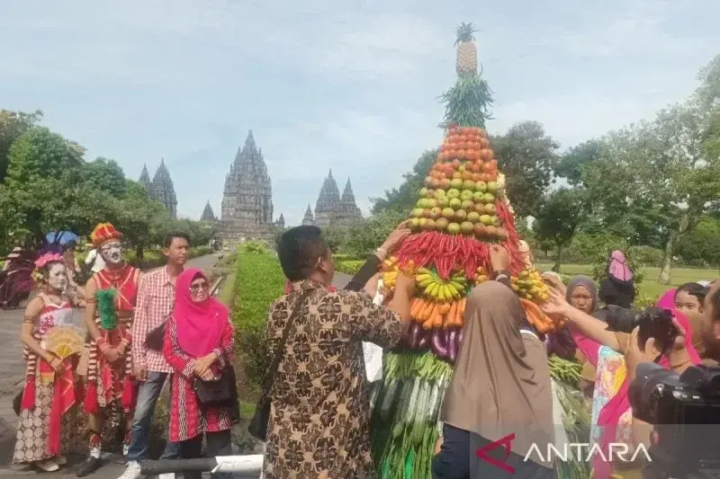 Pengunjung di Taman Wisata Candi Prambanan turut berebut sayuran dan hasil bumi pada kegiatan Kirab Budaya memperingati HUT ke-3 PT Aviasi Pariwisata Indonesia atau InJourney, Senin (13/1/2025). ANTARA/Victorianus Sat Pranyoto (Victorianus Sat Pranyoto)