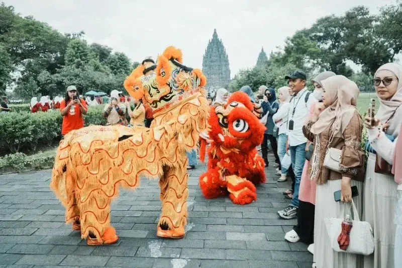 Pertunjukan Barongsai dan Liong di kawasan destinasi Taman Wisata Candi Prambanan yang dihadirkan PT TWC sebagai upaya memberikan hiburan tambahan bagi wisatawan pada masa libur panjang 25 hingga 29 Januari 2025. ANTARA/HO-PT TWC (HO)