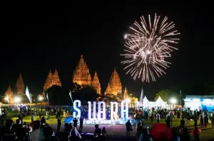 Suasana pesta kembang api pagelaran Swara Prambanan pada perayaan malam Tahun Baru 2025 di kawasan Candi Prambanan, DIY, Rabu (1/1/2025). ANTARA/HO-InJourney Destination Management