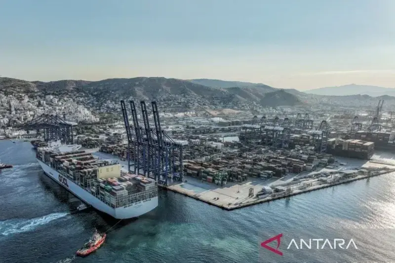 Foto udara yang diambil pada 10 Juli 2023 ini menunjukkan OOCL PIRAEUS, salah satu kapal kontainer terbesar di dunia, tiba di Pelabuhan Piraeus, Yunani. (ANTARA/HO-Xinhua)