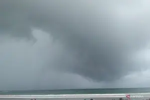 Ilustrasi - Awan hujan terlihat di Pantai Kuta, Kabupaten Badung, Bali, Sabtu (4/1/2025) ANTARA/Dewa Ketut Sudiarta Wiguna
