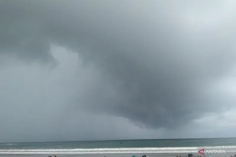Ilustrasi - Awan hujan terlihat di Pantai Kuta, Kabupaten Badung, Bali, Sabtu (4/1/2025) ANTARA/Dewa Ketut Sudiarta Wiguna