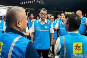 Arsip Foto - Direktur Utama (Dirut) PT PLN (Persero) Darmawan Prasodjo (tengah), di Jakarta, Selasa (31/12/2024) malam.* ANTARA/Harianto