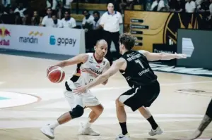 Pebasket Dewa United Banten Kaleb Ramot Gemilang mencoba melewati pemain Rans Simba Bogor Devon Oostrum, dalam laga IBL 2025 di Dewa United Arena, Banten, Minggu (19/1/2025). ANTARA/HO-Dewa United Banten