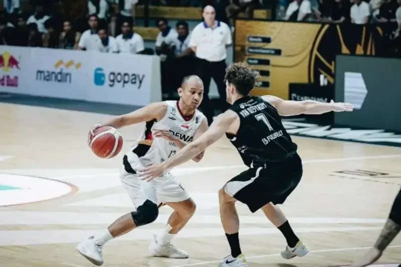 Pebasket Dewa United Banten Kaleb Ramot Gemilang mencoba melewati pemain Rans Simba Bogor Devon Oostrum, dalam laga IBL 2025 di Dewa United Arena, Banten, Minggu (19/1/2025). ANTARA/HO-Dewa United Banten