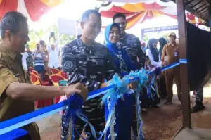 Komandan Lanal Banjarmasin Kolonel Laut (P) Didik Kusyato didampingi oleh Plt Asisten Bidang Administrasi Umum meresmikan Rumah Pintar KBN yang ditandai dengan pemotongan pita di Kurau, beberapa waktu lalu. (ANTARA/HO-Diskominfo Tanah Laut)