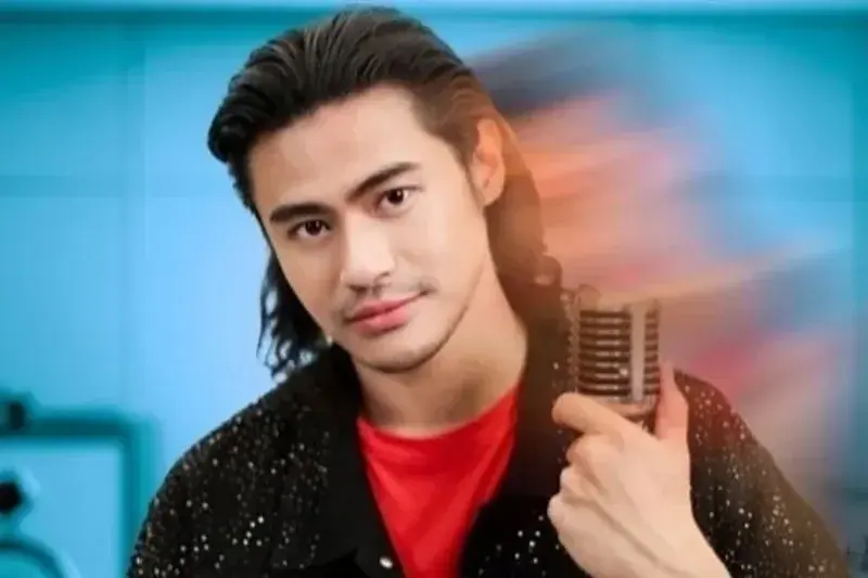 Aktor Mike Ethan bakal debut sebagai penyanyi lewat single perdana bertajuk "Dia Harus Tahu". (ANTARA/HO-Adik Management)
