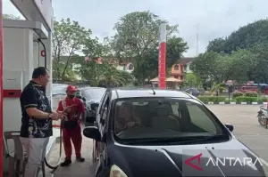 Kepala Disperindag Kota Batam Gustian Riau saat meninjau pelaksanaan uji coba Fuel Card 5.0 kartu kendali untuk pembelian Pertalite (ANTARA/Jessica)