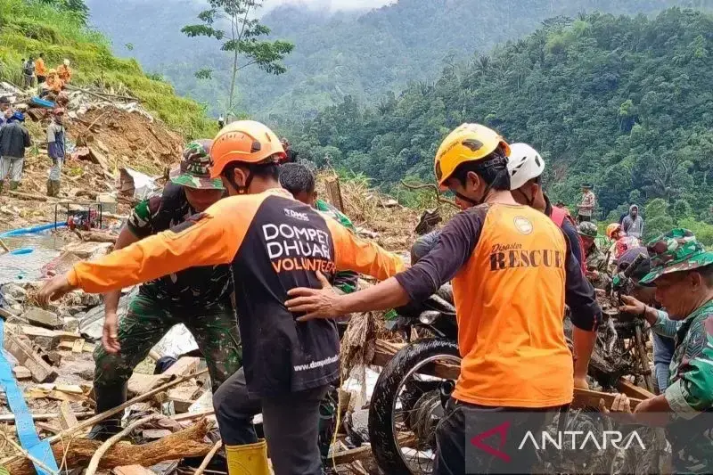 Tim relawan Disaster Management Center (DMC) Dompet Dhuafa bantu memindahkan sepeda motor yang hanyut setelah dihantam bencana banjir disertai tanah longsor di Kabupaten Pekalongan, Jawa Tengah, Rabu (22/1/2025). ANTARA/HO-Dompet Dhuafa
