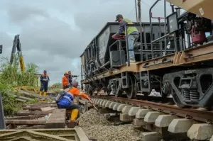 Petugas PT KAI terus berupaya memulihkan jalur kereta api terdampak banjir di Kabupaten Grobogan, Jawa Tengah. ANTARA/HO-Humas KAI