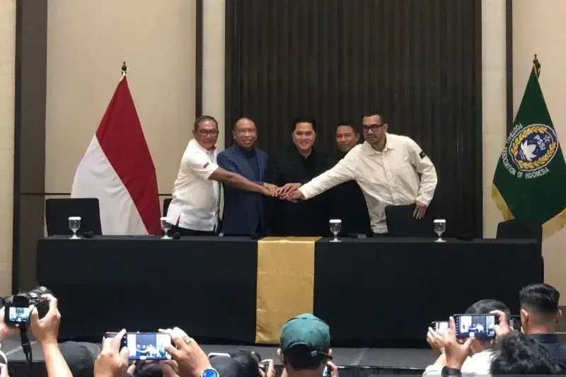 Ketum PSSI Erick Thohir (tengah) berpose saat menggelar jumpa pers di Menara Danareksa, Jakarta, Senin (6/1/2024). (ANTARA/Zaro Ezza Syachniar)

