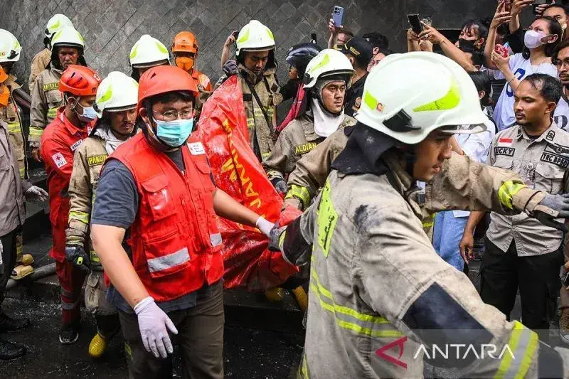 Sejumlah petugas mengevakuasi jenazah korban kebakaran Glodok Plaza, Jakarta, Kamis (16/1/2025). Tim gabungan telah mengevakuasi tiga jenazah korban dari total delapan laporan orang hilang dalam peristiwa kebakaran tersebut yang kemudian dibawa ke RS Polri Kramat Jati untuk diidentifikasi lebih lanjut. ANTARA FOTO/Sulthony Hasanuddin/foc/pri. Sejumlah petugas mengevakuasi jenazah korban kebakaran Glodok Plaza, Jakarta, Kamis (16/1/2025). Tim gabungan telah mengevakuasi tiga jenazah korban dari total delapan laporan orang hilang dalam peristiwa kebakaran tersebut yang kemudian dibawa ke RS Polri Kramat Jati untuk diidentifikasi lebih lanjut. ANTARA FOTO/Sulthony Hasanuddin/foc/pri.