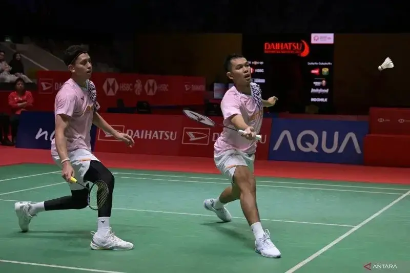Foto arsip - Pebulu tangkis ganda putra Indonesia Fajar Alfian (kanan) dan Muhammad Rian Ardianto (kiri) mengembalikan kok ke arah ganda putra China Xie Hao Nan dan Zeng Wei Han pada perempat final Daihatsu Indonesia Masters 2025 di Istora Senayan, Jakarta, Jumat (24/1/2025). ANTARA FOTO/Fauzan/tom.