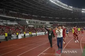 Arsip foto - Pelatih Timnas Indonesia Shin Tae-yong bersama Pesepak bola Timnas Indonesia menyapa suproter usai pertandingan FIFA Matchday di Stadion Utama Gelora Bung Karno, Jakarta, Senin (19/6/2023). ANTARA FOTO/Galih Pradipta/rwa.