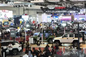 Sejumlah pengunjung menyaksikan kendaraan yang dipamerkan pada pameran otomotif GAIKINDO Jakarta Auto Week 2024 di Indonesia Convention Exhibition (ICE) Kabupaten Tangerag, Banten, Rabu (27/11/2024). ANTARA FOTO/Muhammad Iqbal/YU/am.