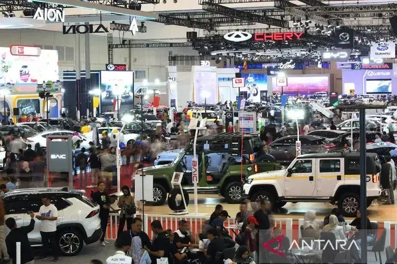 Sejumlah pengunjung menyaksikan kendaraan yang dipamerkan pada pameran otomotif GAIKINDO Jakarta Auto Week 2024 di Indonesia Convention Exhibition (ICE) Kabupaten Tangerag, Banten, Rabu (27/11/2024). ANTARA FOTO/Muhammad Iqbal/YU/am.