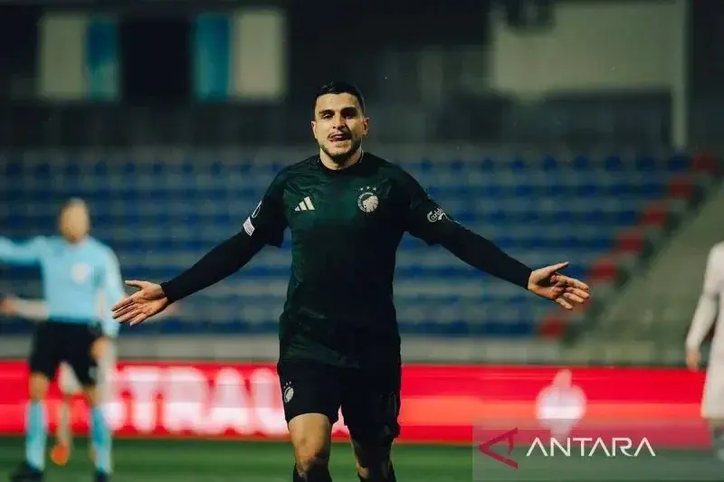Pemain timnas Indonesia yang memperkuat FC Copenhagen, Kevin Diks, berselebrasi setelah berhasil mencetak gol lewat titik penalti saat pertandingan Liga Conference kontra Dinamo Minsk di Stadion Mehdi Huseynzade, Azerbaijan, Kamis (28/11/2024). ANTARA/@FCKobenhavn/am.