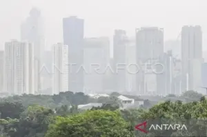 Suasana gedung-gedung bertingkat yang tertutup oleh kabut polusi di Jakarta, Kamis (27/7/2023). ANTARA FOTO/Galih Pradipta/aww