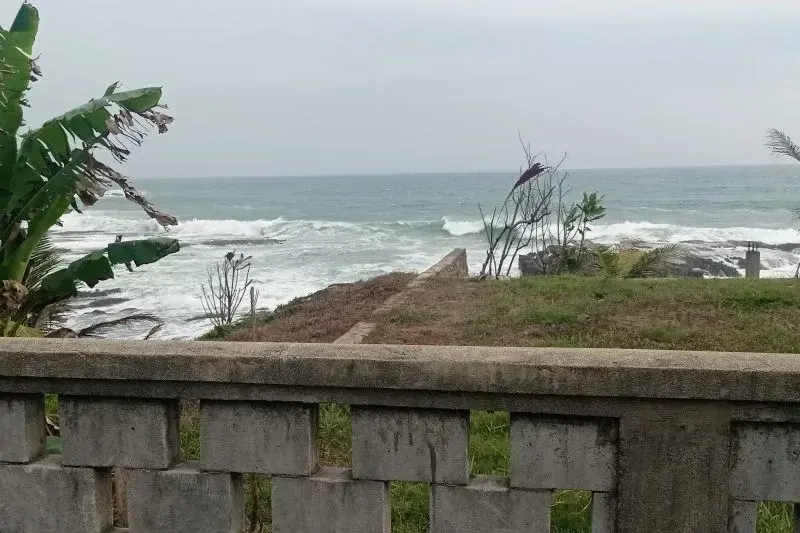 Tinggi gelombang pesisir pantai selatan Kabupaten Lebak berkisar antara 1,5 meter sampai 2,5 meter (sedang) sehingga pelaku pelayaran dan wisatawan waspada cuaca buruk tersebut.ANTARA/Mansyur