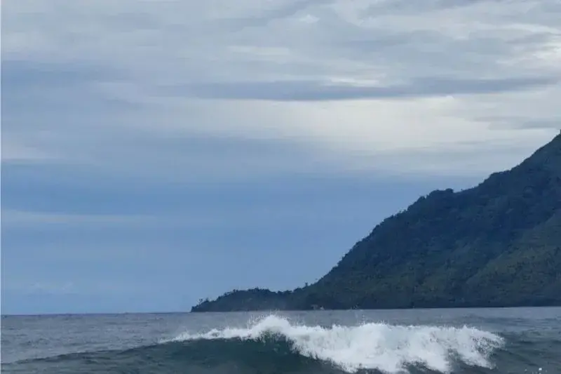 Kondisi gelombang laut di bibir Pantai Kota Ternate, Minggu (19/1/2025). ANTARA/Abdul Fatah