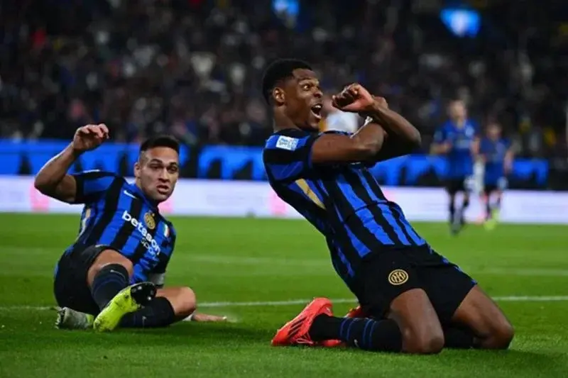 Pemain belakang Inter Milan Dumfries (kanan) melakukan selebrasi setelah mencetak gol ke gawang Atalanta saat laga semifinal Piala Super Italia di Stadion Al-Awwal Park, Riyadh, Jumat (3/1/2025).* ANTARA/X/@Inter_en (@Inter_en)