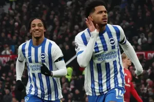 Pemain Brighton, Georginio Rutter (kanan), berselebrasi setelah mencetak gol ke gawang Manchester United saat matchday ke-21 Liga Premier Inggris di Old Trafford, Minggu WIB (20/1/2022). Brighton menang 3-1 atas MU. ANTARA/X/@OfficialBHAFC (@OfficialBHAFC)