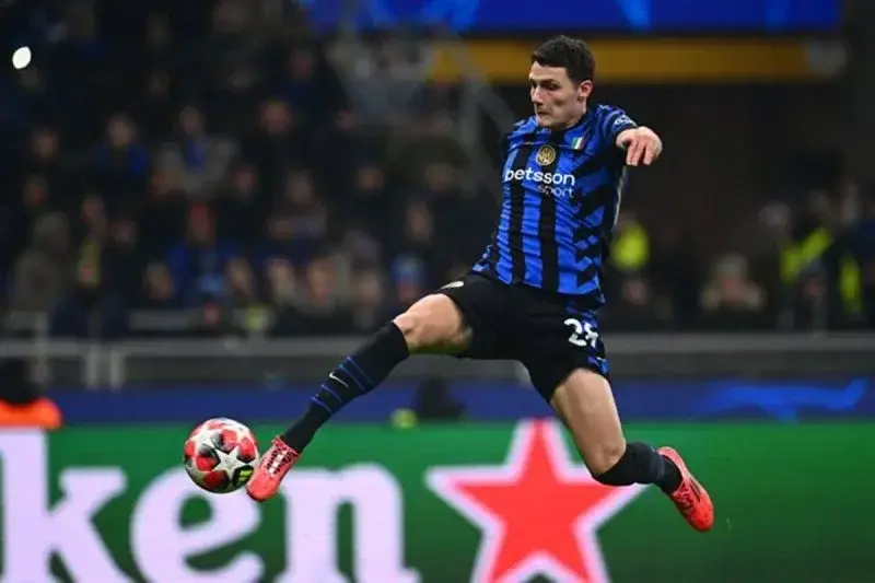 Pemain Inter Milan Benjamin Pavard melakukan aksi mengontrol bola saat pertandingan Liga Champions kontra AS Monaco di Stadion San Siro, Milan, Kamis dini hari WIB (30/1/2025). Inter menang 3-0. ANTARA/X/@Inter_en (@Inter_en)