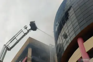 Pemadaman kebakaran Glodok Plaza, Tamansari, Jakarta Barat, dengan unit kendaraan "bronto skylift", Kamis (16/1/2025). ANTARA/Risky Syukur