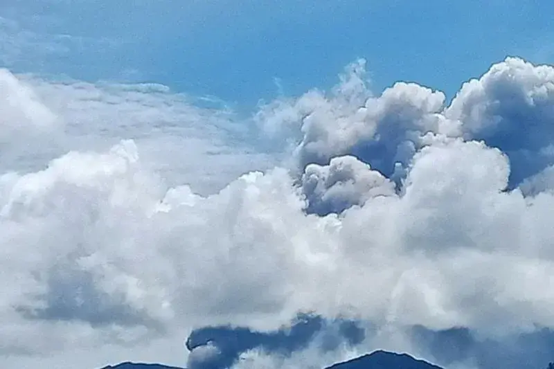 Gunung Dokuno mencatat pada 16 Januari 2025 terjadi 260 kali letusan dengan ketinggian abu vulkanik 100-800 meter di atas puncak gunung, Jumat (17/1/2025). ANTARA/Abdul Fatah (Abdul Fatah)