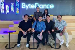 Sejumlah perwakilan Hops Entertainment berswafoto bersama di dalam gedung agensi. (ANTARA/HO-HOPS Entertainment)