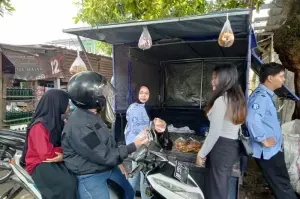 Kegiatan kolaborasi operasi pasar murah keliling (Kopling) yang dilaksanakan Dinas Perdagangan Kota Mataram, Provinsi Nusa Tenggara Barat, bekerja sama dengan Bank Indonesia (BI) di Lingkungan Karang Kelok, Mataram. ANTARA/Nirkomala