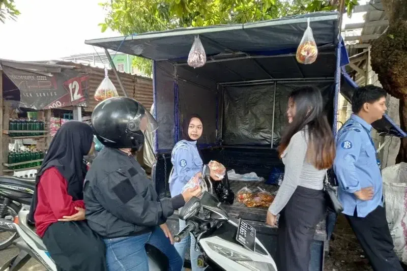 Kegiatan kolaborasi operasi pasar murah keliling (Kopling) yang dilaksanakan Dinas Perdagangan Kota Mataram, Provinsi Nusa Tenggara Barat, bekerja sama dengan Bank Indonesia (BI) di Lingkungan Karang Kelok, Mataram. ANTARA/Nirkomala