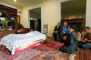 Menko Kumham Imipas Yusril Ihza Mahendra menyempatkan diri untuk bertakziah ke kediaman diplomat senior dan ahli hukum laut internasional Indonesia almarhum Hasjim Djalal di Jakarta, Senin (13/1/2025). ANTARA/Instagram @yusrilihzamhd