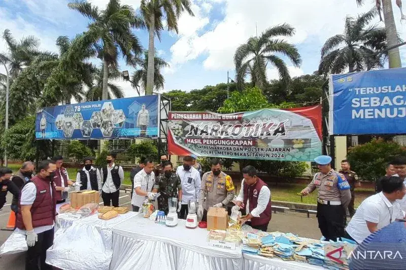Kegiatan pemusnahan barang bukti narkotika di pelataran Mapolres Metro Bekasi pada Senin (30/12/2024).* (ANTARA/Pradita Kurniawan Syah).