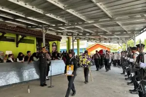 Upacara pemakaman Aipda Anumerta Andithya Munartono yang dipimpin langsung Kapolres Tasikmalaya AKBP Joko Sulistiono di Desa Sukapada, Pagerageung, Tasikmalaya, Jawa Barat, Sabtu (4/1/2025) pagi.*(ANTARA/HO-Polri