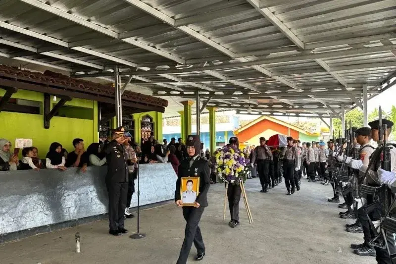 Upacara pemakaman Aipda Anumerta Andithya Munartono yang dipimpin langsung Kapolres Tasikmalaya AKBP Joko Sulistiono di Desa Sukapada, Pagerageung, Tasikmalaya, Jawa Barat, Sabtu (4/1/2025) pagi.*(ANTARA/HO-Polri