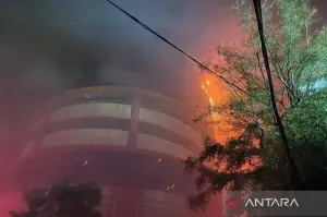 Kebakaran terjadi di Gedung Glodok Plaza, Tamansari, Jakarta Barat, Kamis (16/1/2025) malam. (ANTARA/Fathur Rochman)